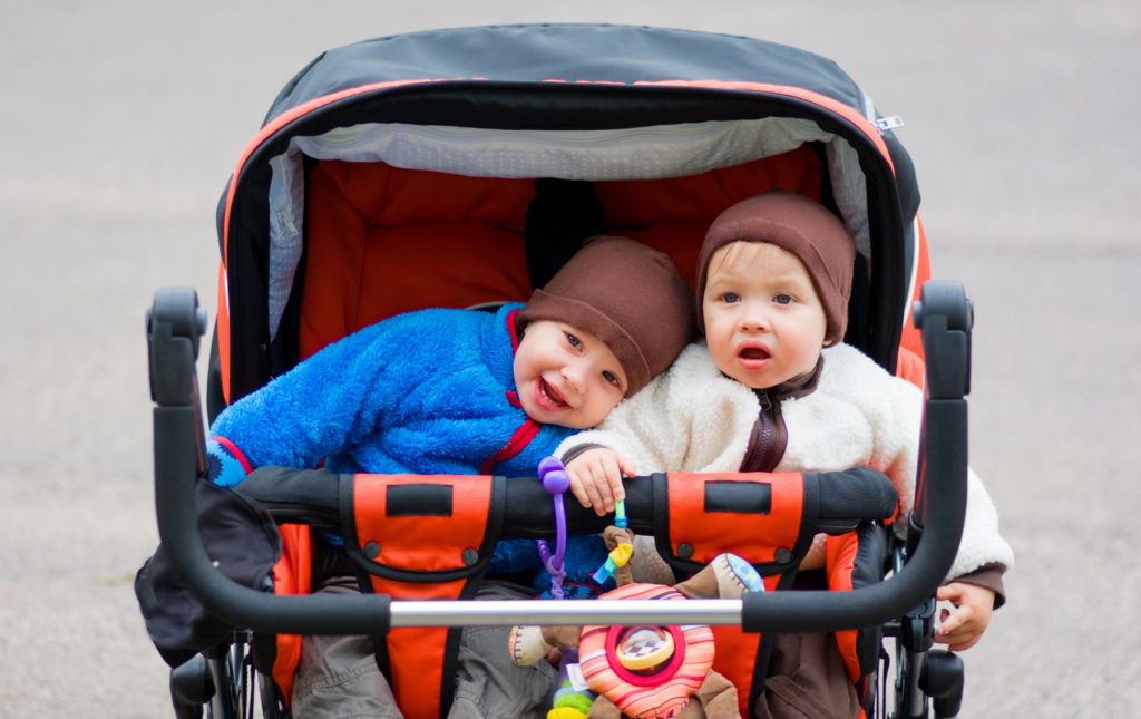Quelle poussette double pour des jumeaux ? Comparatif