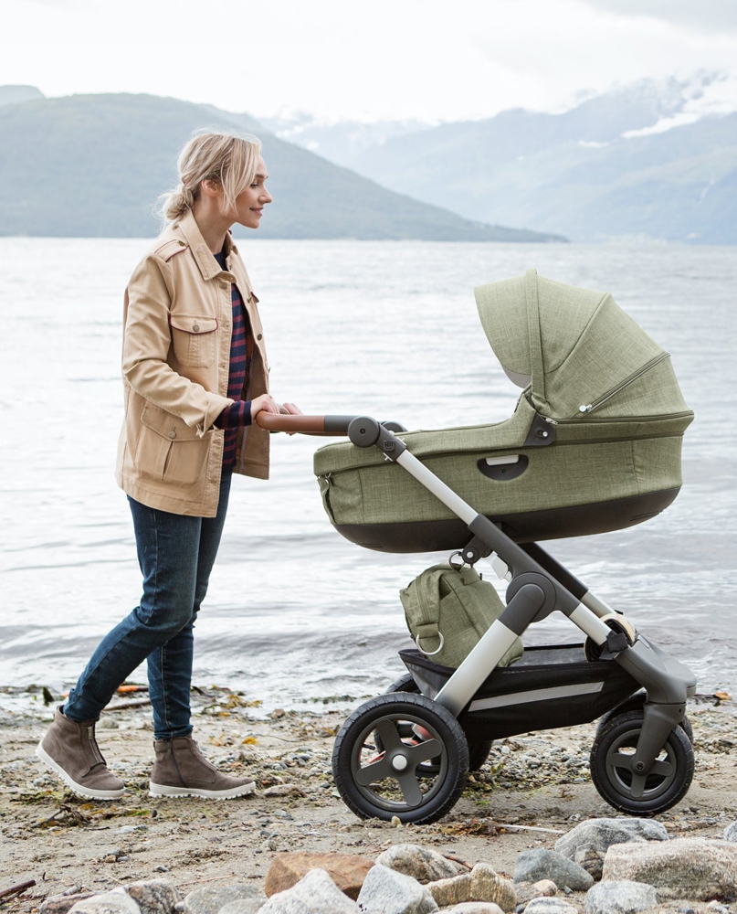 Nacelle bébé : poussette et nacelle voiture, que choisir ?