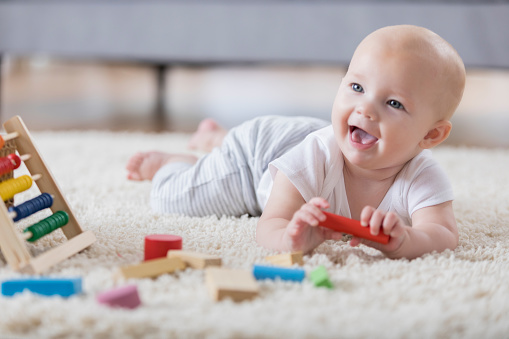 Bébé Jouant Avec Un Jouet Pyramide Mignon Petit Garçon Joue Avec