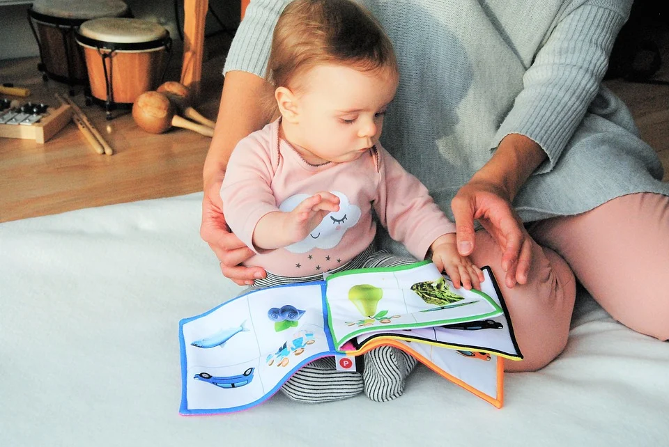 Adorable Petite Fille Heureuse Debout À Côté De Sa Poussette À